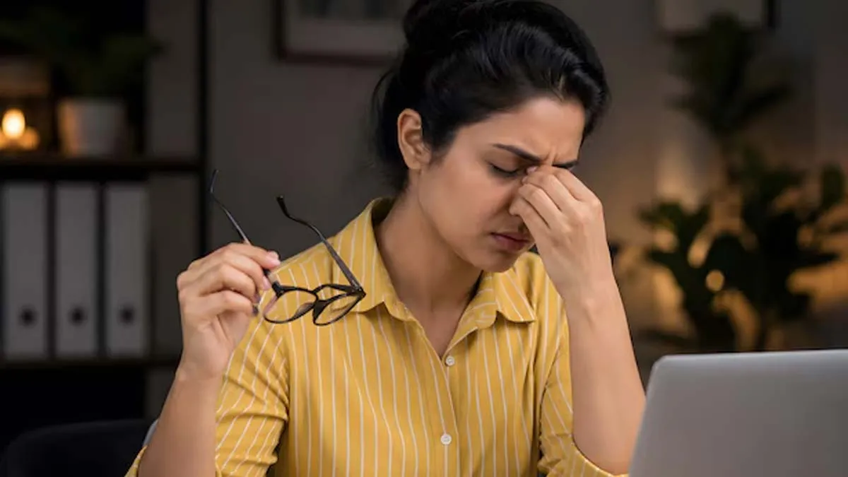 eye pain with headache ophthalmologist explains possible cause 01