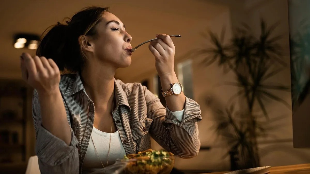 how does eating late at night affect your sleep 01