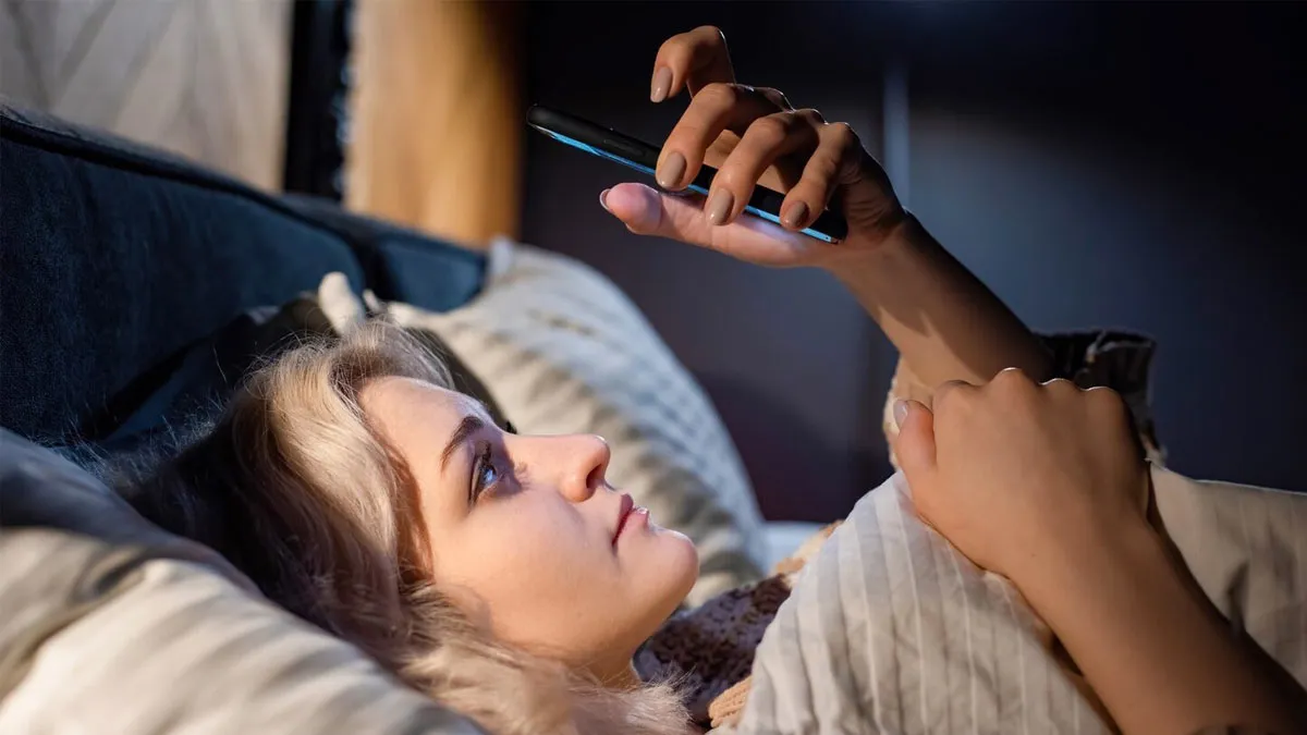why you cannot put your phone down at night when tired 1