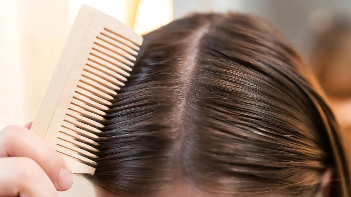 mistakes that cause your scalp to remain oily even after hair wash 1