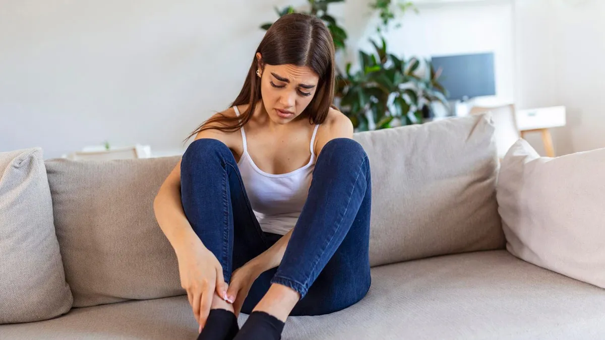 why do your feet go numb again and again 1