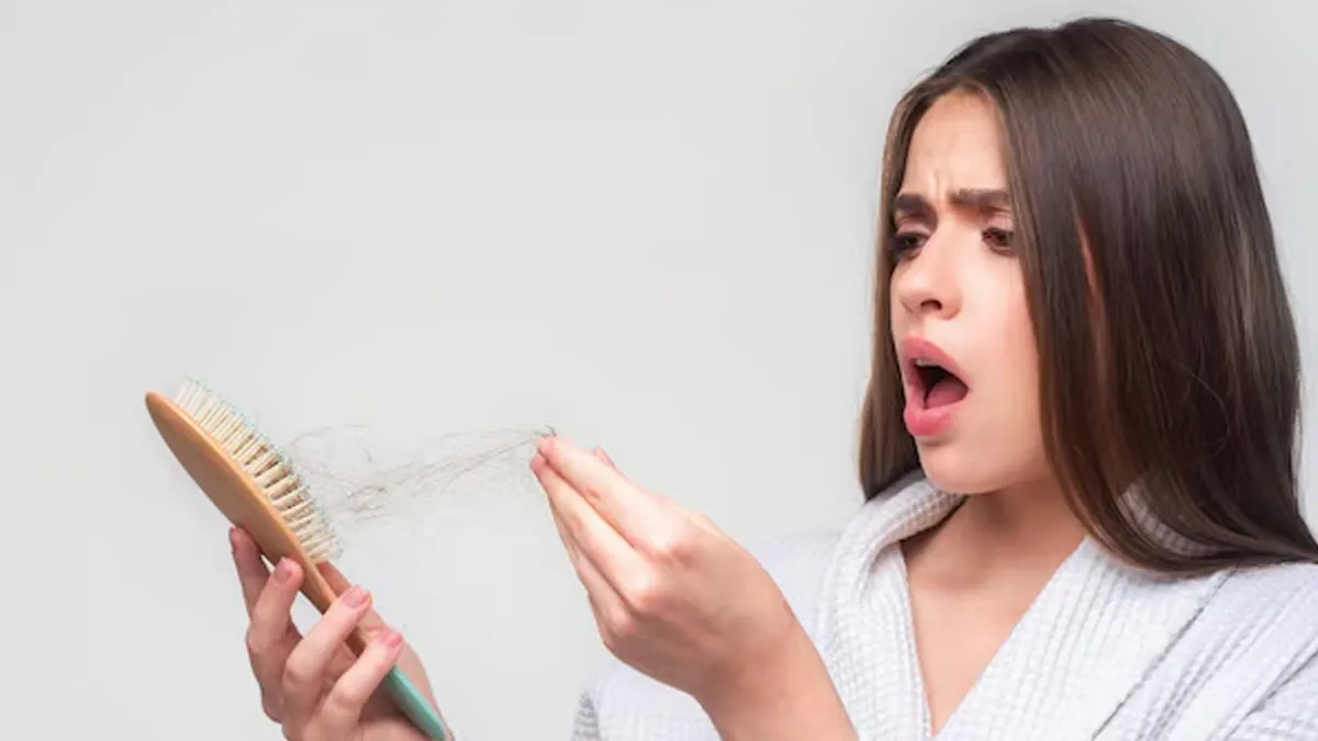 प्रोटीन की कमी से झड़ रहे हैं बाल या थायराइड है वजह? डॉक्टर कैसे पहचानते हैं दोनों में फर्क