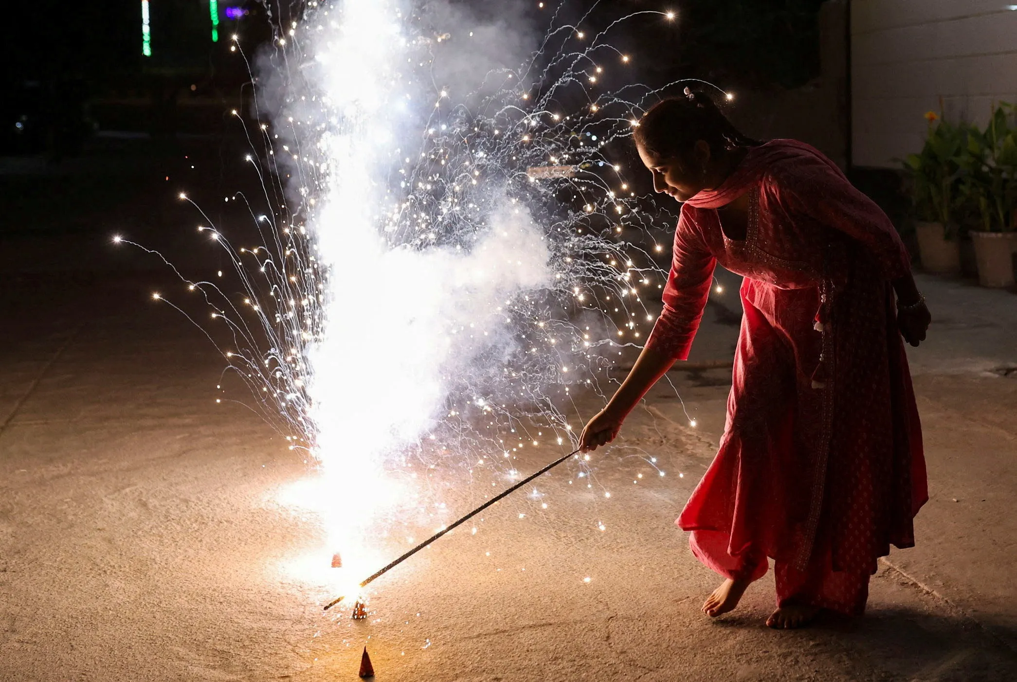 மதுரையில் பட்டாசு வெடித்ததால் பறிபோன 4 குழந்தைகளின் பார்வை; கண்களில் காயம் ஏற்பட்டால் சரியாக கையாள்வது எப்படி?
