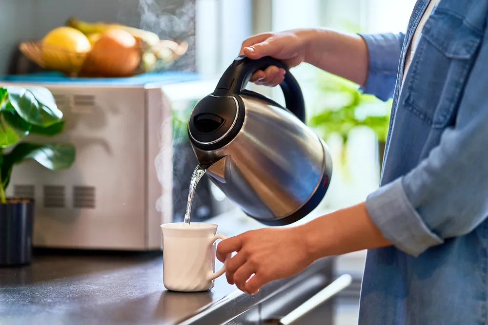 Drinking Hot Water: நீங்க எப்பவுமே சுடுதண்ணீர் குடிப்பவரா? அதன் நன்மை தீமைகள் இங்கே!