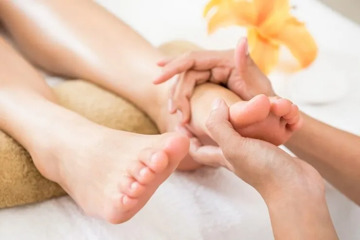 Foot Massge: படுக்கைக்குச் செல்லும் முன் 5 நிமிடம் பாதங்களை மசாஜ் செய்வது இவ்வளவு நல்லதா?