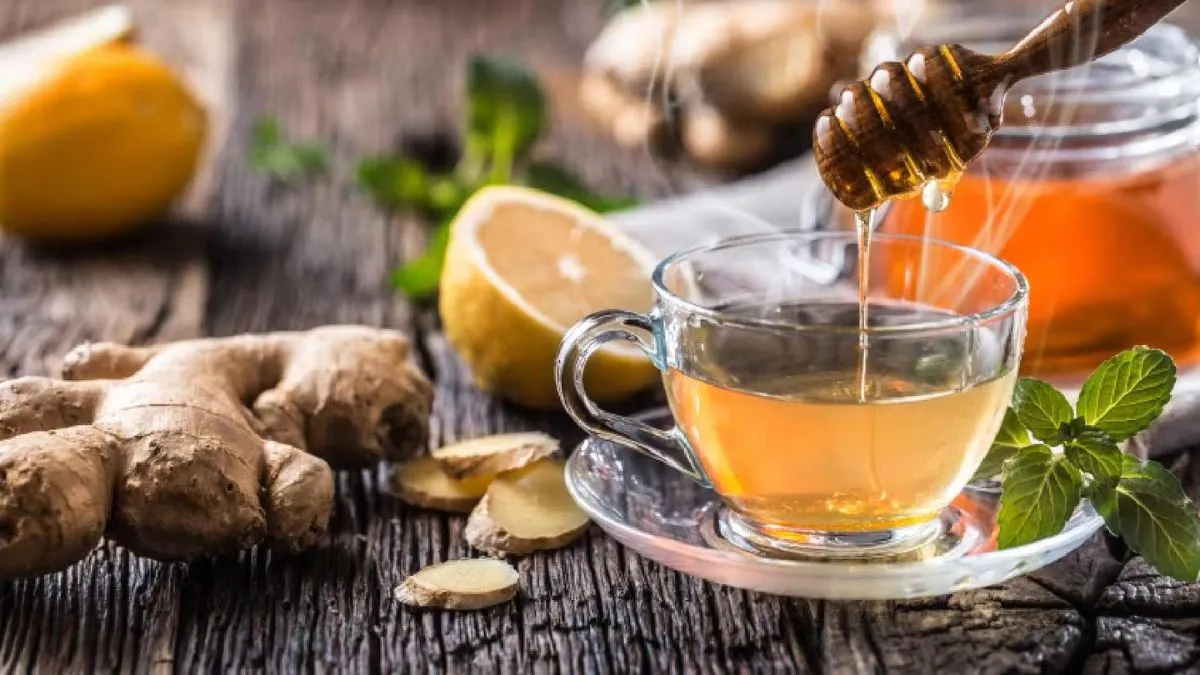 Honey Lemon Water: வெந்நீரில் தேன் கலந்து குடித்தால் உண்மையில் உடல் எடை குறையுமா? உண்மை இங்கே!