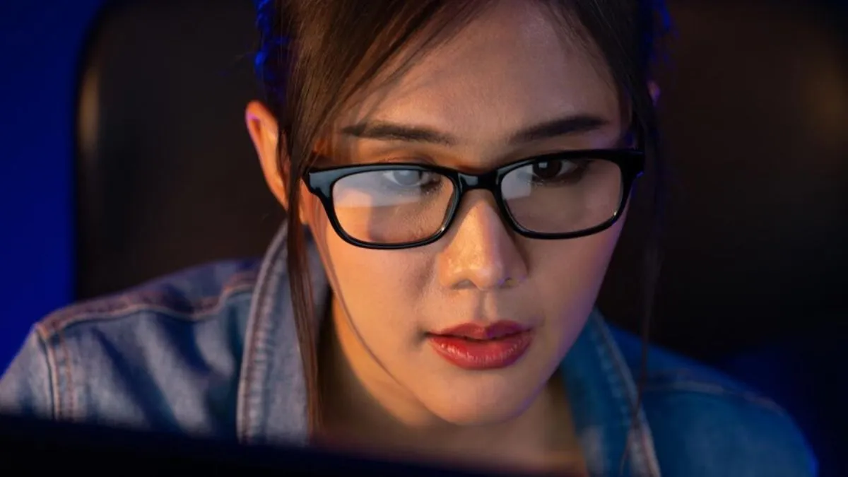 Myopia causes: நீண்ட நேர ஸ்க்ரீனின் நீல ஒளியால் மயோபியா ஏற்படுமா? இதை எப்படி தவிர்ப்பது?