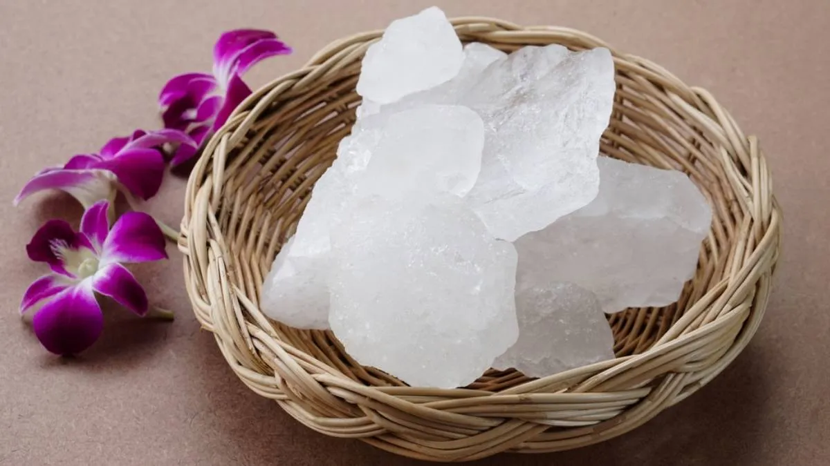 Alum Stone: படிகாரத்தை முகத்தில் தடவி இரவு தூங்கலாமா? இதன் நன்மைகள் என்ன?