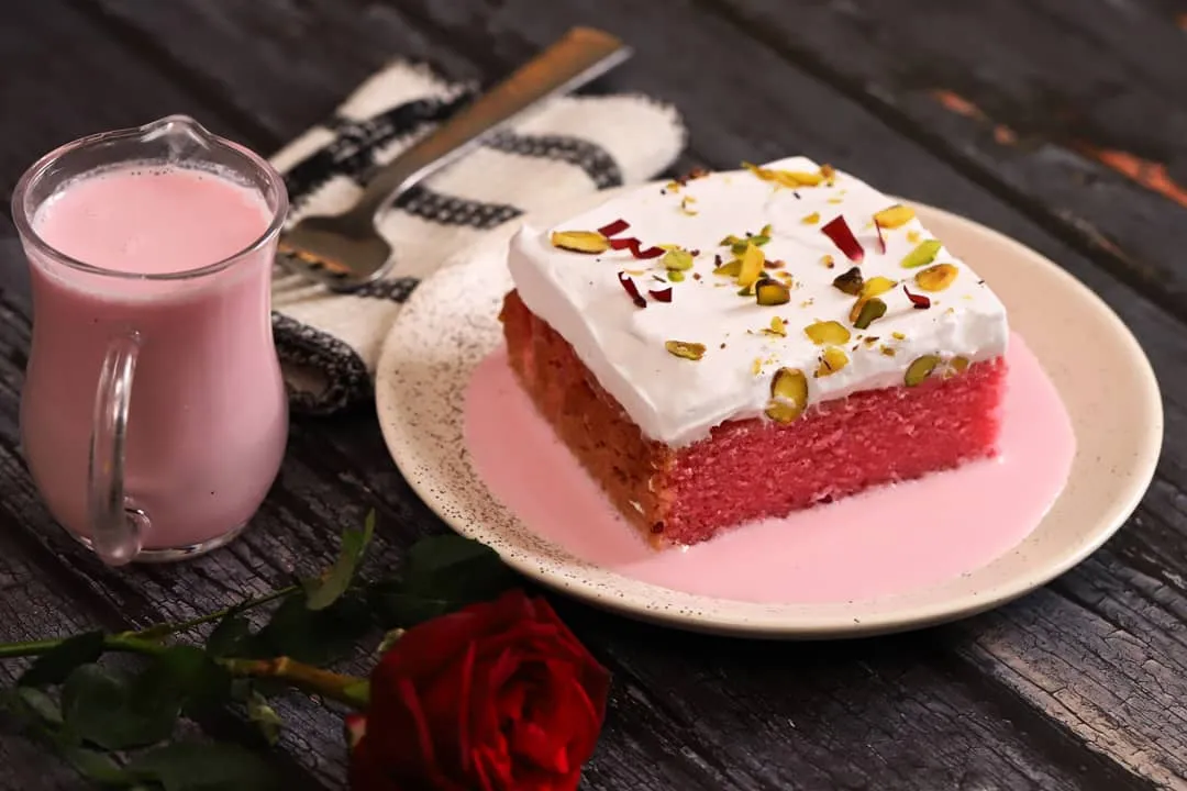 Rose Milk Cake: கிறிஸ்மஸ் வந்தாச்சு.. வீட்டிலேயே சுவையான ரோஸ் மில்க் கேக் செய்யலாமா?