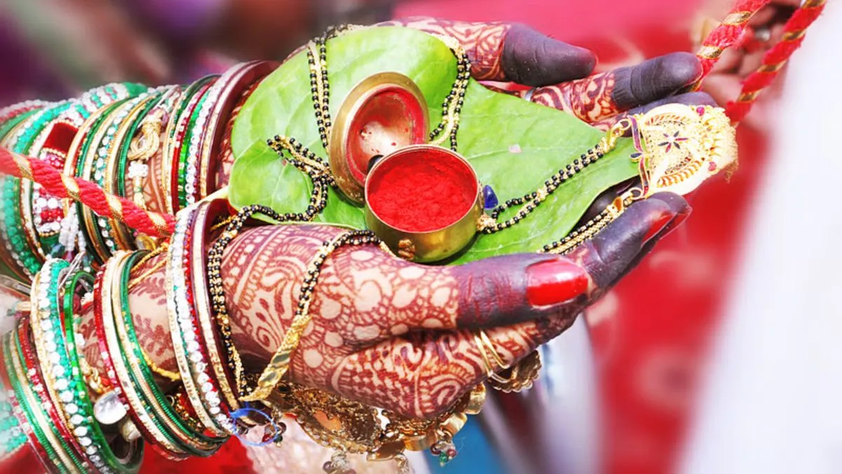 Sindhoor benefits: நெற்றியில் குங்குமம் வைப்பதால் என்னென்ன நன்மைகள் கிடைக்கும் தெரியுமா?