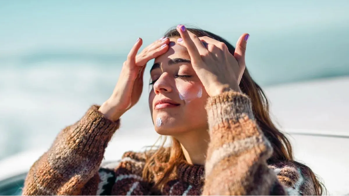Winter Skincare Routine: குளிர்காலத்தில் வறண்ட மற்றும் உணர்திறன் வாய்ந்த சருமத்தை எவ்வாறு பராமரிப்பது?