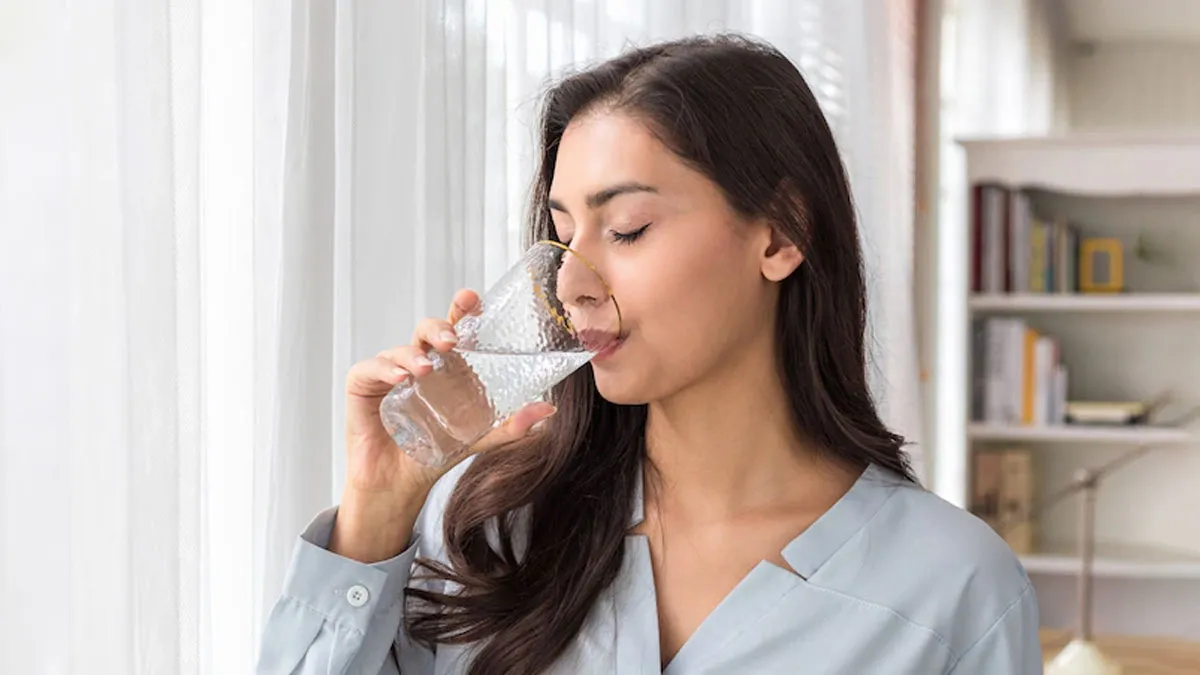 Drinking Enough Water: தண்ணீர் மட்டும் குடித்தால் உடலில் நீர்ச்சத்து குறையாமல் இருக்க முடியுமா?