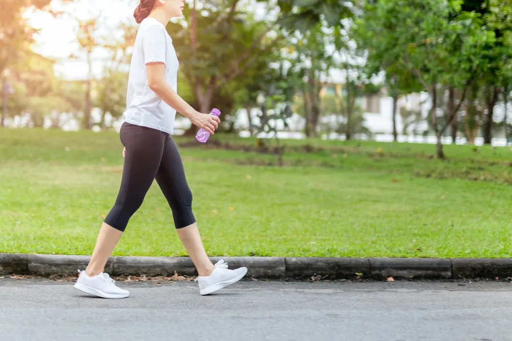 Walking for weight loss: எடையை குறைக்க எவ்வளவு நேரம் நடக்க வேண்டும்? எப்படி நடக்கணும்?