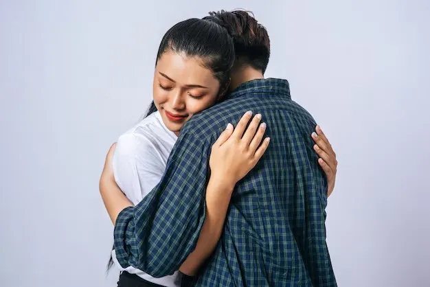 Hug Day: கட்டிப்பிடி தினத்தில் கவனமா இருங்க.. இதை எல்லாம் பாலோப் பண்ண மறக்காதீங்க!