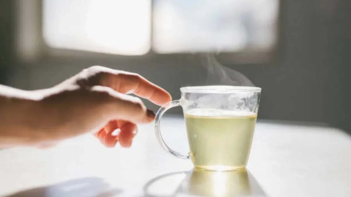 Ghee With Warm Water: தினமும் காலையில் வெறும் வயிற்றில் வெந்நீரில் நெய் கலந்து குடிப்பதன் நன்மைகள்!