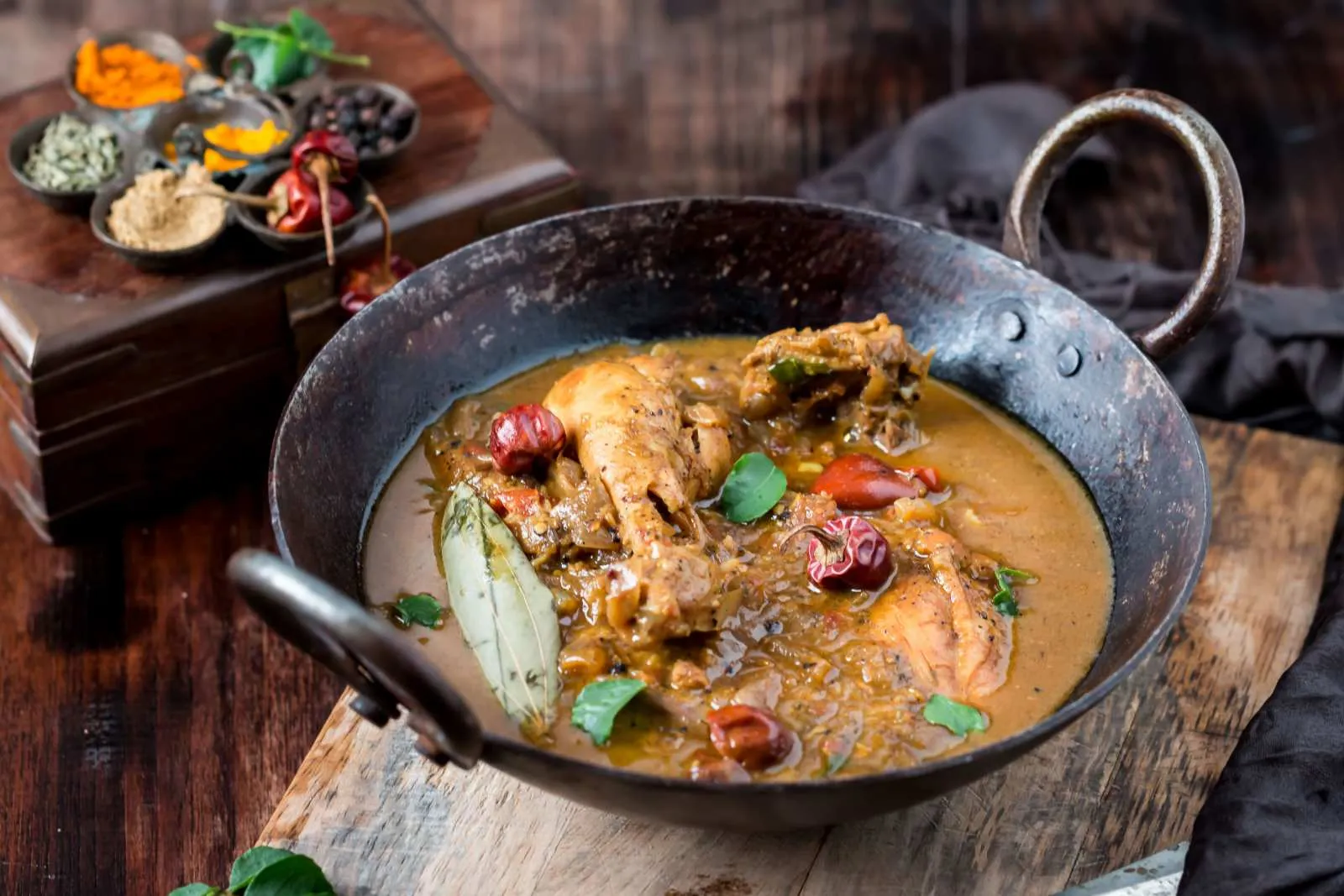 Chicken Kuzhambu: சிக்கன் எடுத்தா இந்த முறை இப்படி செஞ்சு பாருங்க... சுவை அள்ளும்!