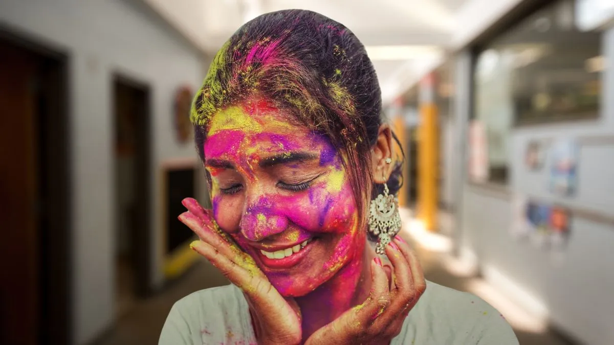 Holi safety tips: ஹோலி கலரிலிருந்து சருமம், முடி, கண்களை பாதுகாக்க இந்த டிப்ஸ் ஃபாலோ பண்ணுங்க