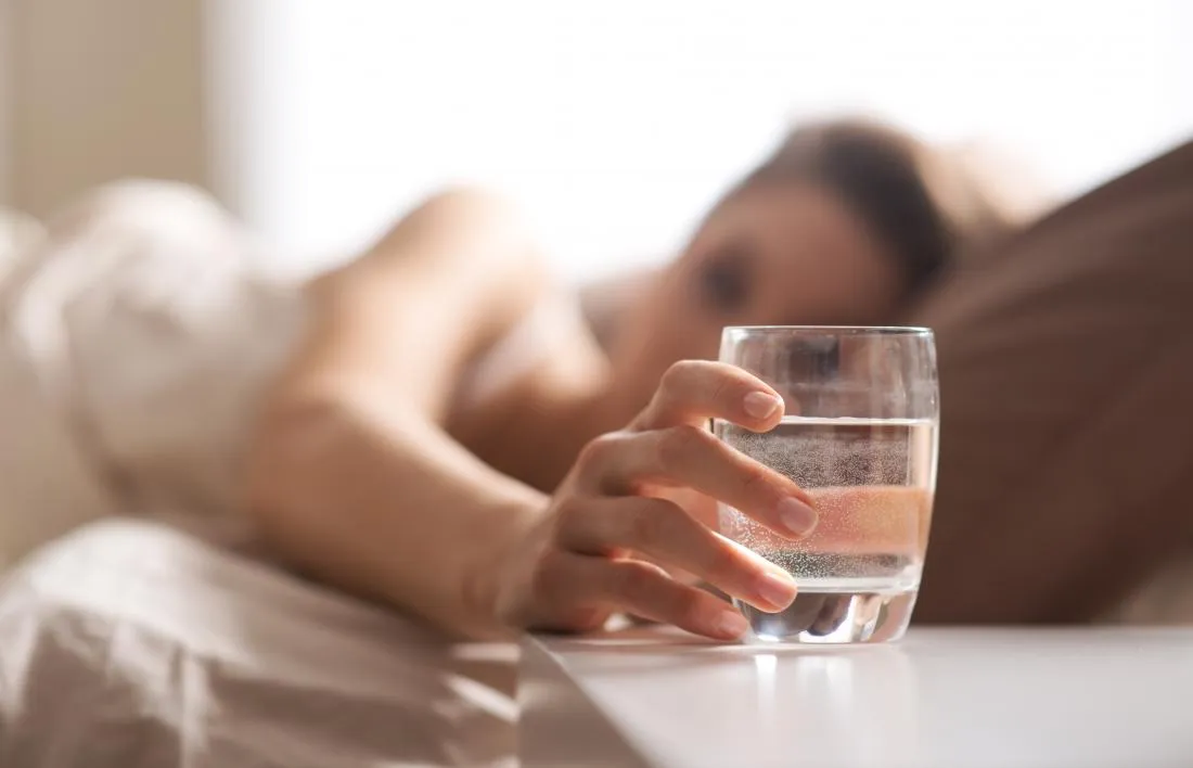 Drink Water Before Bed: படுக்கைக்கு முன் தண்ணீர் குடிப்பது மாரடைப்பு அபாயத்தைக் குறைக்குமா?
