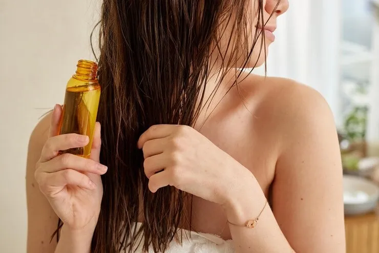 How to apply oil to Hair: தலைக்கு எண்ணெய் தேய்க்குறதுக்கு முன்னாடி இதைப் பண்ணுங்க... வழுக்கை வரவே வராது...!