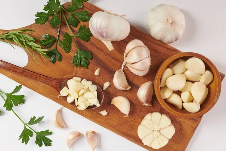 Raw Garlic in Summer: கோடையில் பச்சை பூண்டு சாப்பிடுவது உடலுக்கு நல்லதா? - பக்கவிளைவுகள் பத்தியும் தெரிஞ்சிக்கோங்க!