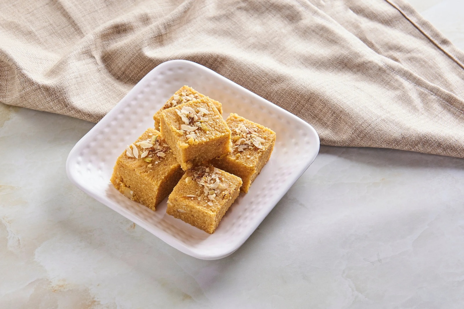 Mango Burfi: மாம்பழத்தை பச்சையா சாப்பிட்டு சலித்துவிட்டதா? அப்போ பர்ஃபி செய்து சாப்பிடுங்க!