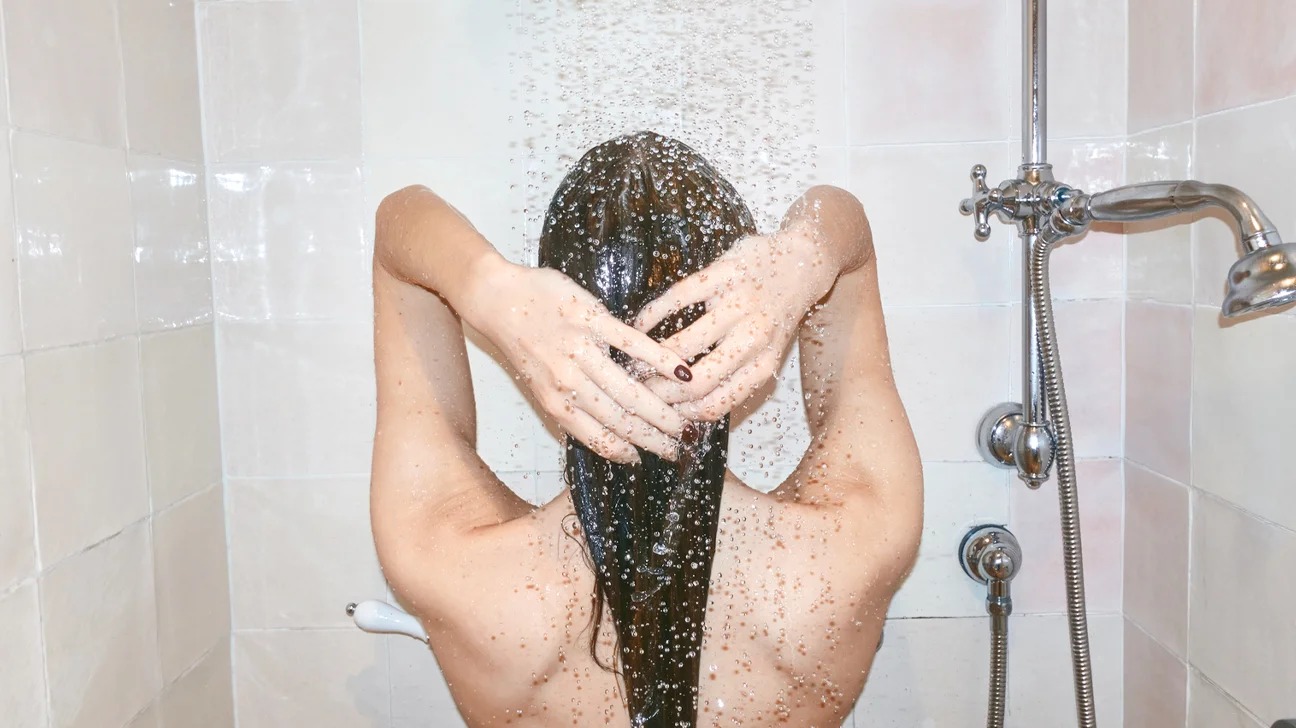 BATHING MISTAKES: பெண்களே குளிக்கும் போது மறந்து கூட இந்த தவறுகளை செய்யாதீங்க!