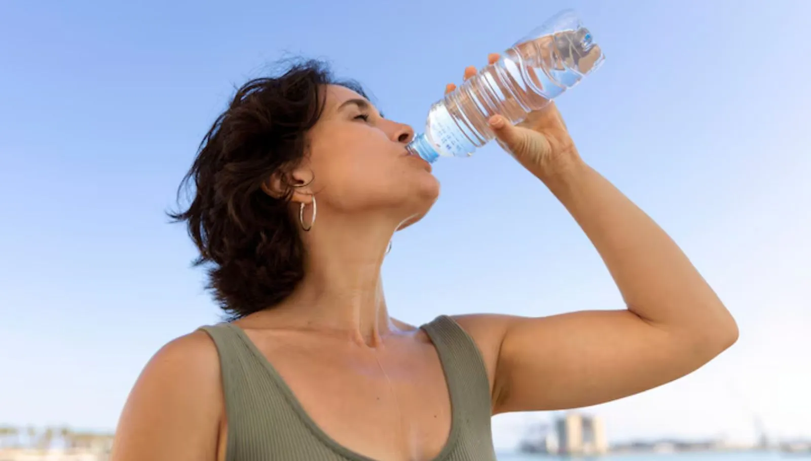 Summer Hydration: கோடை காலத்தில் அதிக தண்ணீர் மட்டுமே குடித்தால் போதுமா? தண்ணீர் குடிக்க வழிகள்!