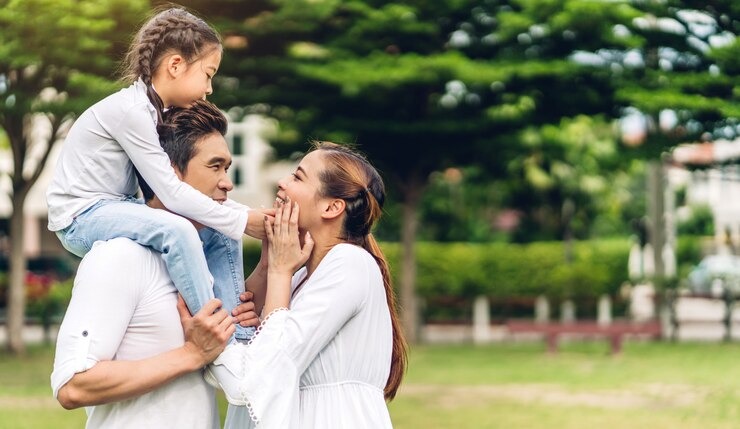 portrait-happy-family-park_38019