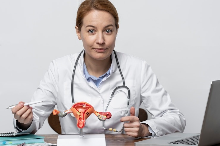 medium-shot-doctor-with-anatomic