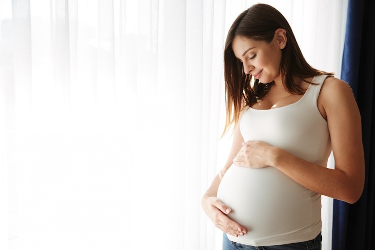 portrait-happy-pregnant-woman-to