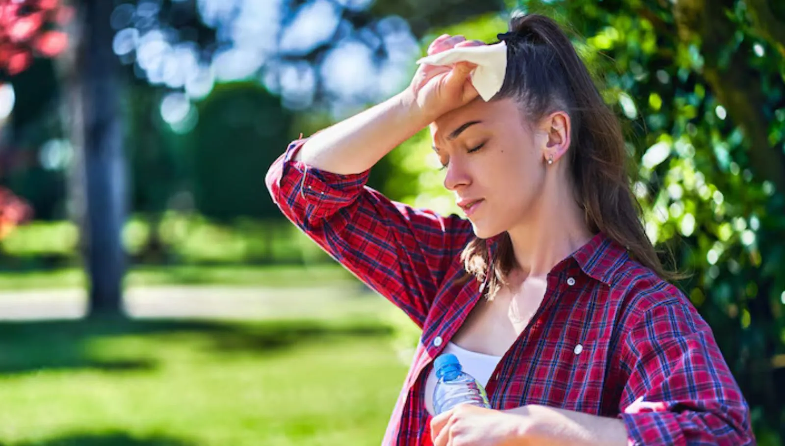 Headache in Summer: கோடையில் தலைவலி ஏன் வருது? சுள்ளுனு தலை வலிக்காமல் இருக்க இதை பண்ணுங்க!