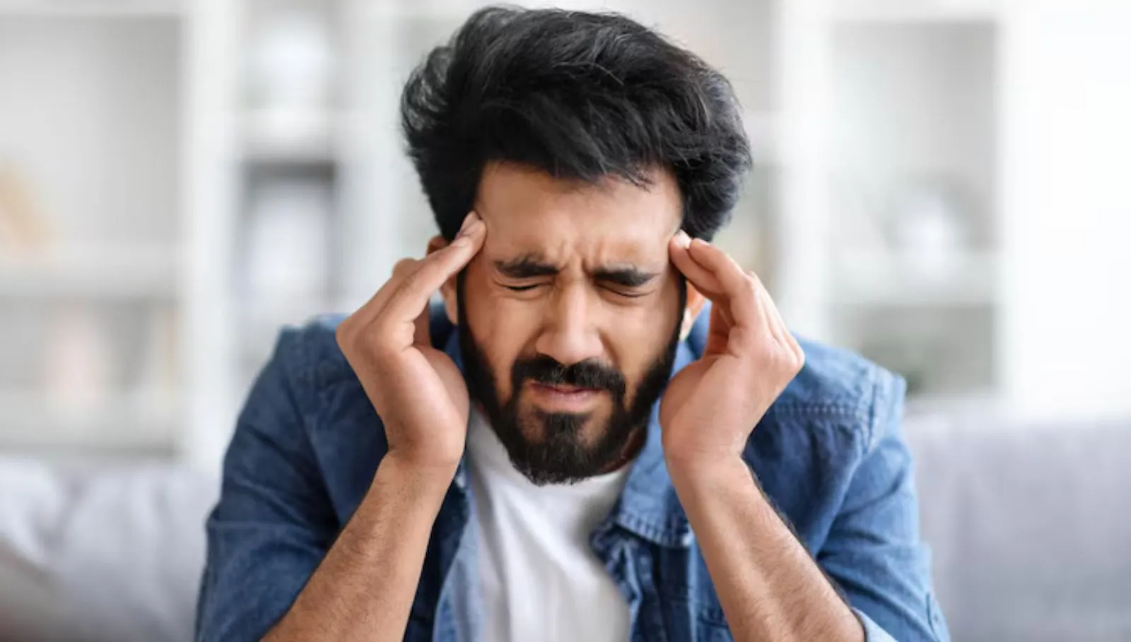 தலைவலியும் வாந்தியும் சேர்ந்து வந்தால் சாதாரண விஷயம் இல்ல.. இந்த நோய்களின் அறிகுறிகள்!
