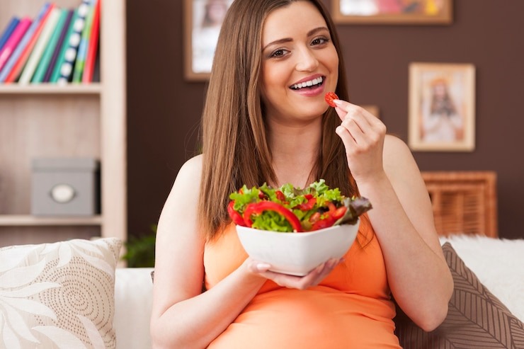 happy-pregnant-woman-eating-heal