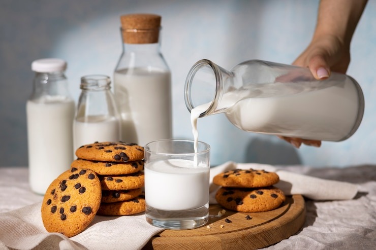 bottle-milk-with-sweet-cookies_2