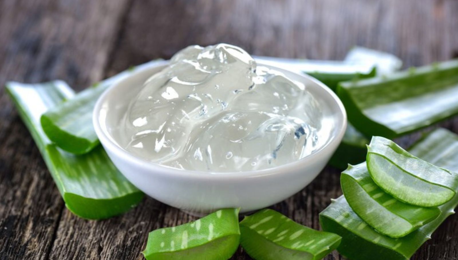 aloevera-gel-on-hair