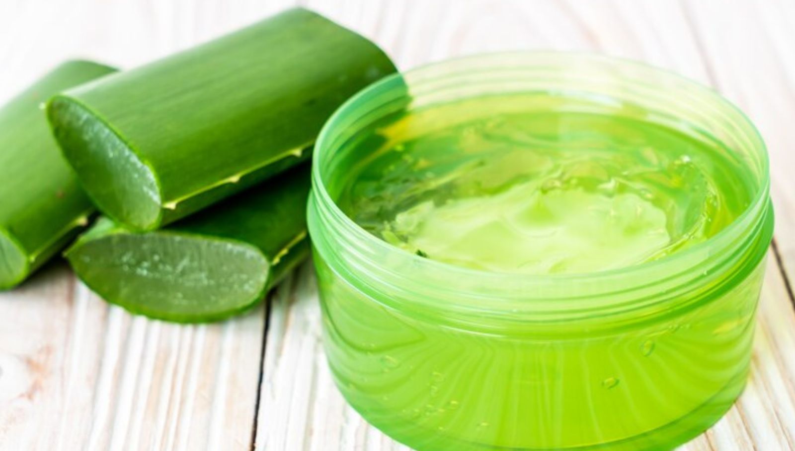apply-aloevera-gel-on-hair