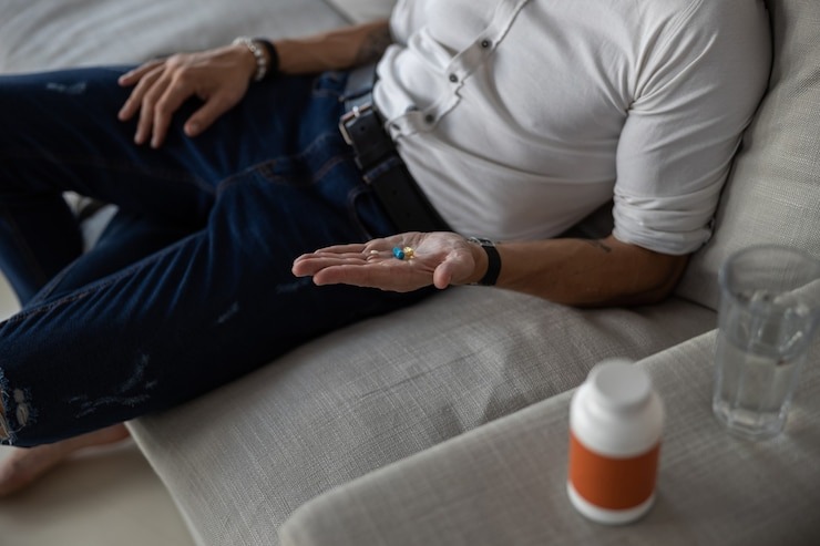 person-with-few-pills-his-palm_3