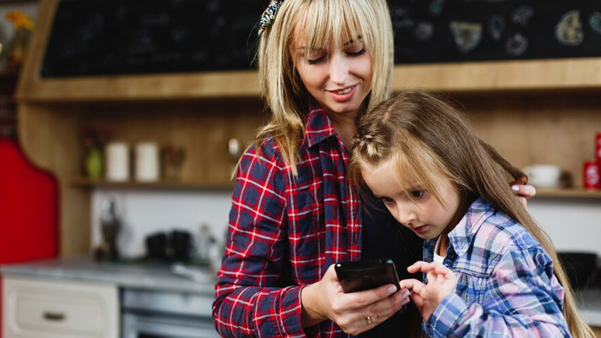 disadvantages-of-feeding-children-by-showing-mobile-phone-01