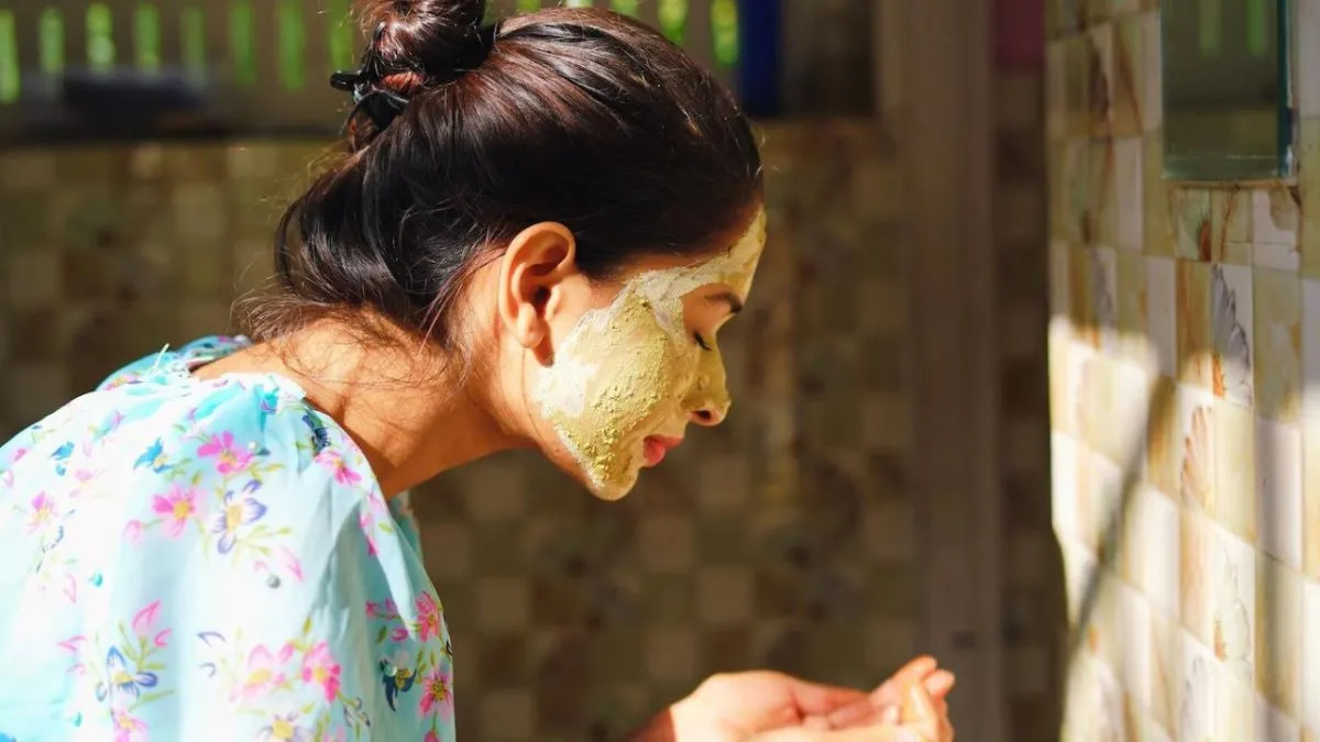 முகம் தங்கம் போல ஜொலிக்க முல்தானி மெட்டியில் இந்த 5 பொருள்களை மட்டும் சேர்த்து யூஸ் பண்ணுங்க