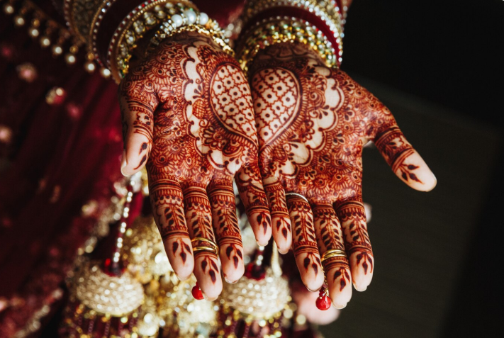 உங்க கையில் மருதாணி எவ்வளவு நேரம் இருந்தாலும் சிவப்பா மாறலையா? - கவலையை விடுங்க இந்த டிரிக்ஸை ட்ரை பண்ணுங்க...!