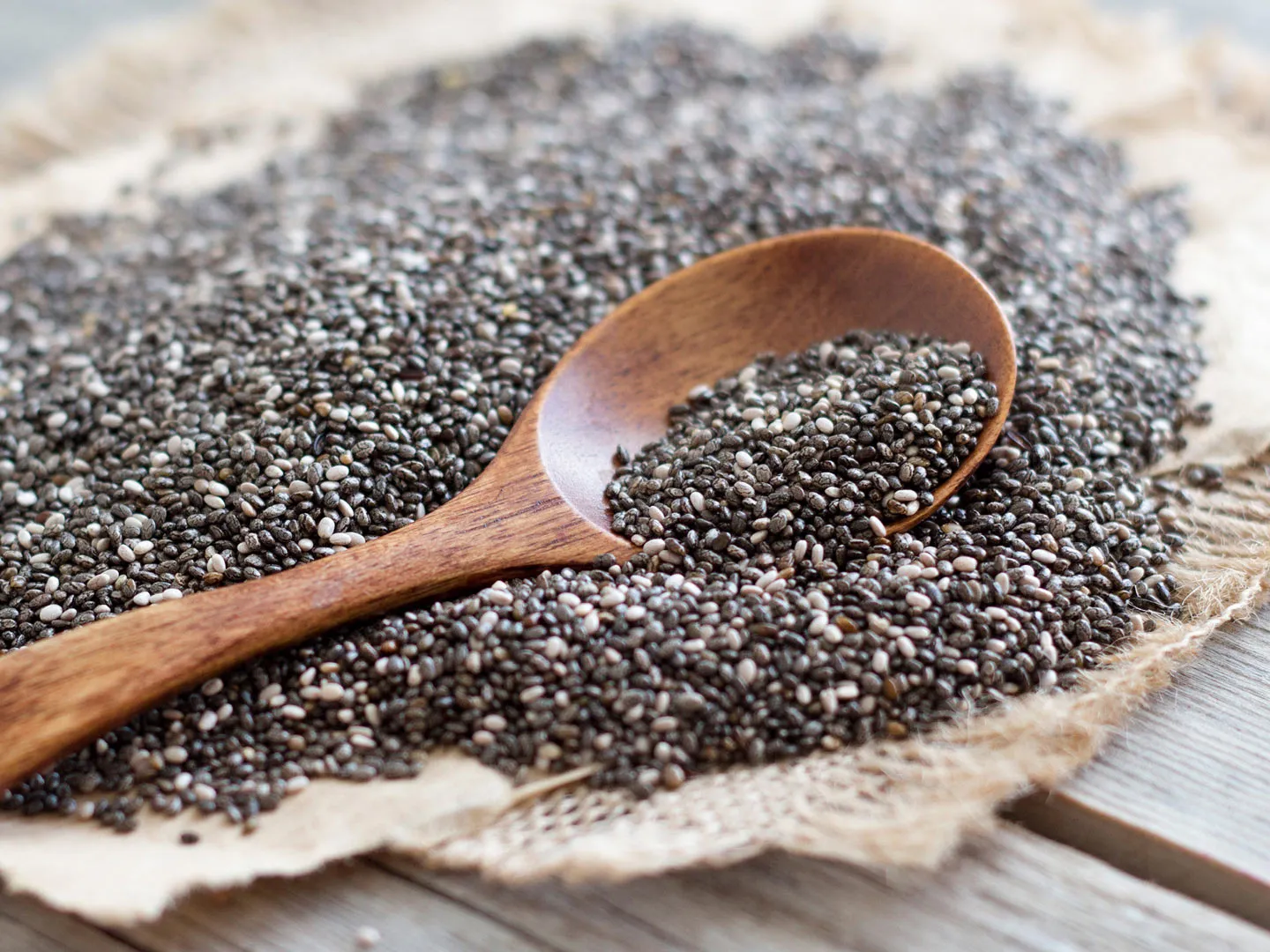 Chia Seeds: சியா விதையை எப்போது எப்படி சாப்பிடணும்? சரியான முறையை தெரிந்து கொள்ளுங்கள்!