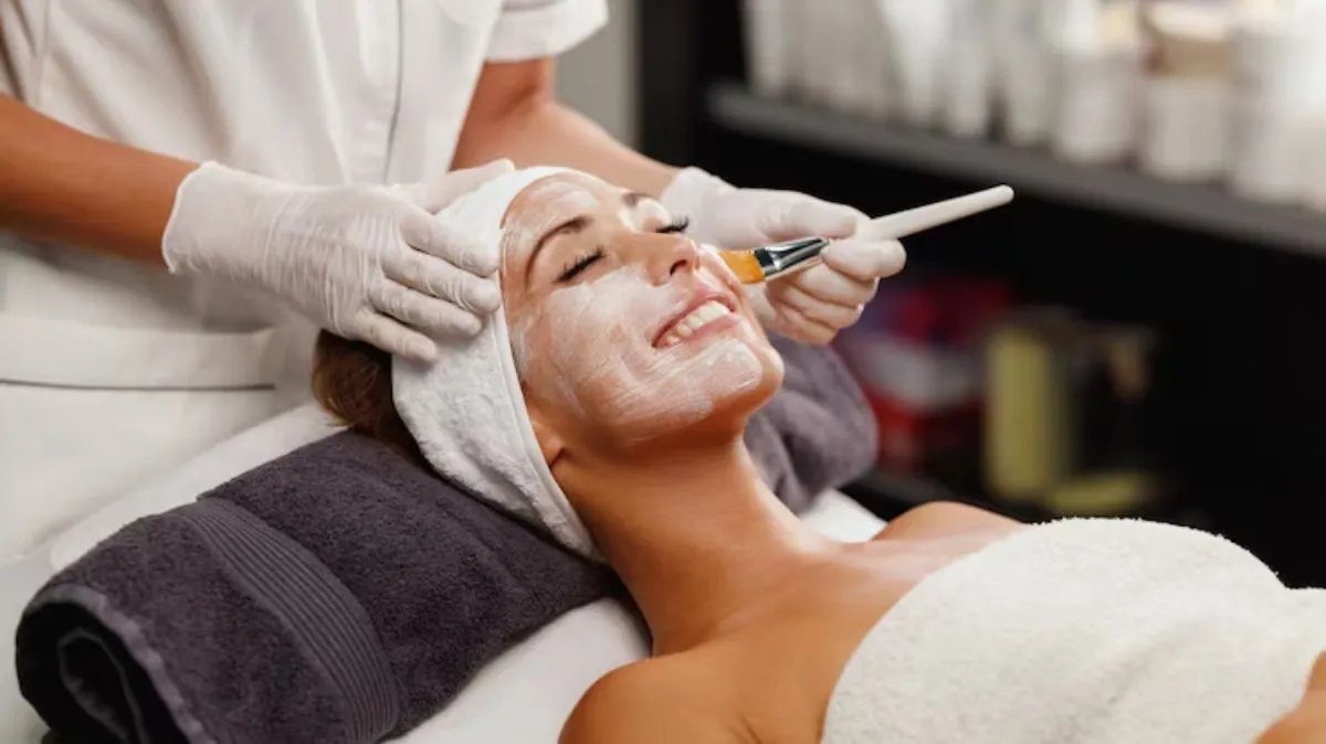 மாசம் தவறாமல் Parlour போய் Skin clean up செய்றீங்களா.? நல்லது கெட்டது தெரிஞ்சு போங்க மேடம்..