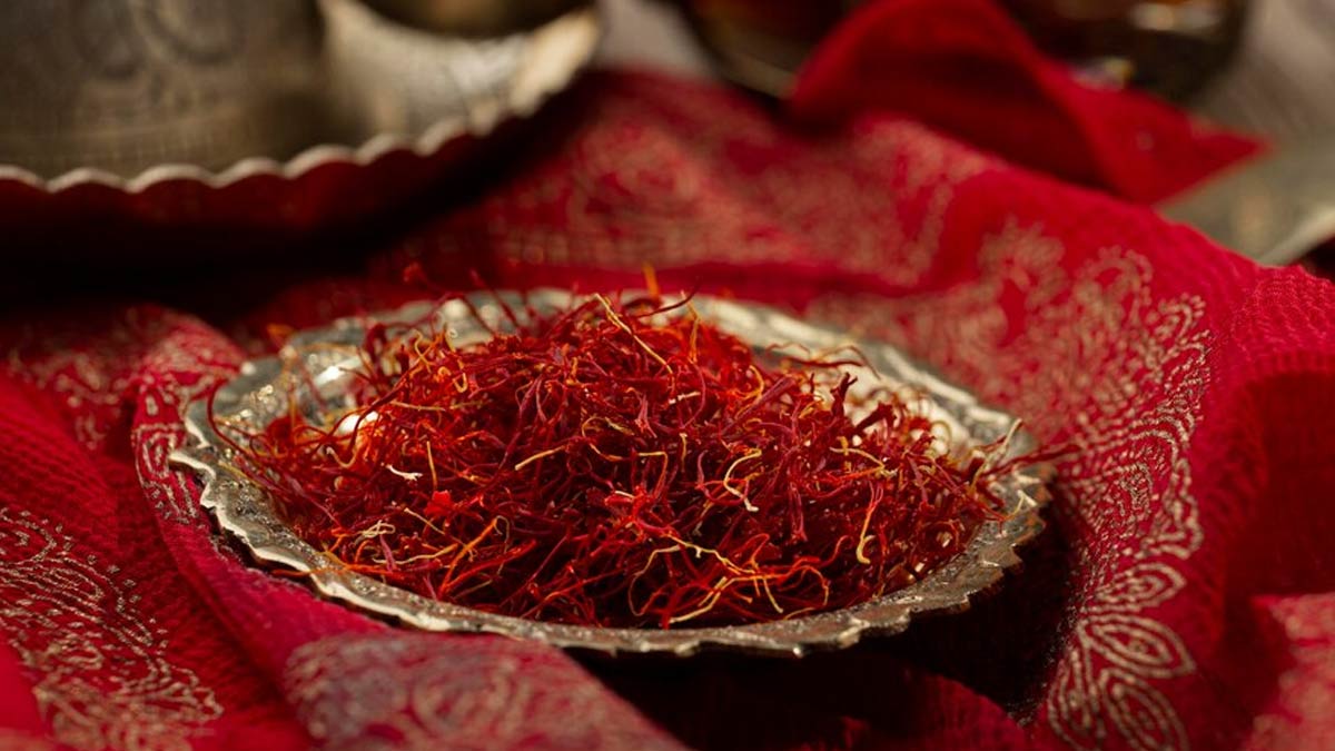 குங்குமப்பூவில் மறைந்திருக்கும் அசத்தலான 10 ஆரோக்கிய நன்மைகள் – மருத்துவர் விளக்கம்