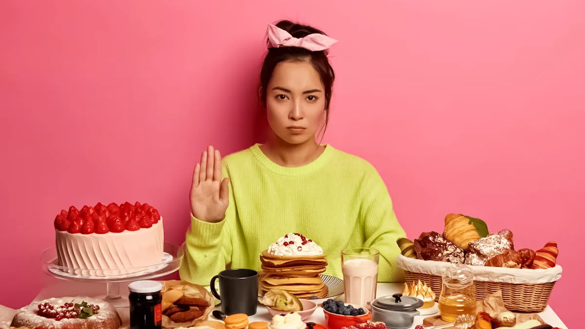 வார இறுதியில் குப்பை உணவு அதிகமாக சாப்பிட்டீர்களா? உங்கள் உடலை சுத்தப்படுத்த 5 எளிய வழிகள் – உணவியல் நிபுணர் ஆலோசனை!