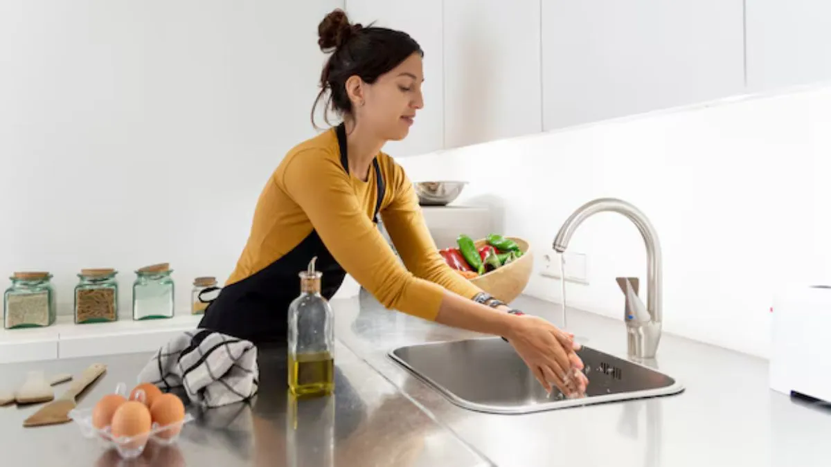 சமையலறை சுத்தமாக இருக்க நீங்க உடனே நிறுத்த வேண்டிய 8 விஷயங்கள் இதோ..