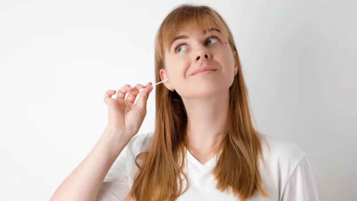 காது க்ளீன் செய்ய பருத்தி துணியை பயன்படுத்தாதீங்க.. மருத்துவர் தரும் அறிவுரை