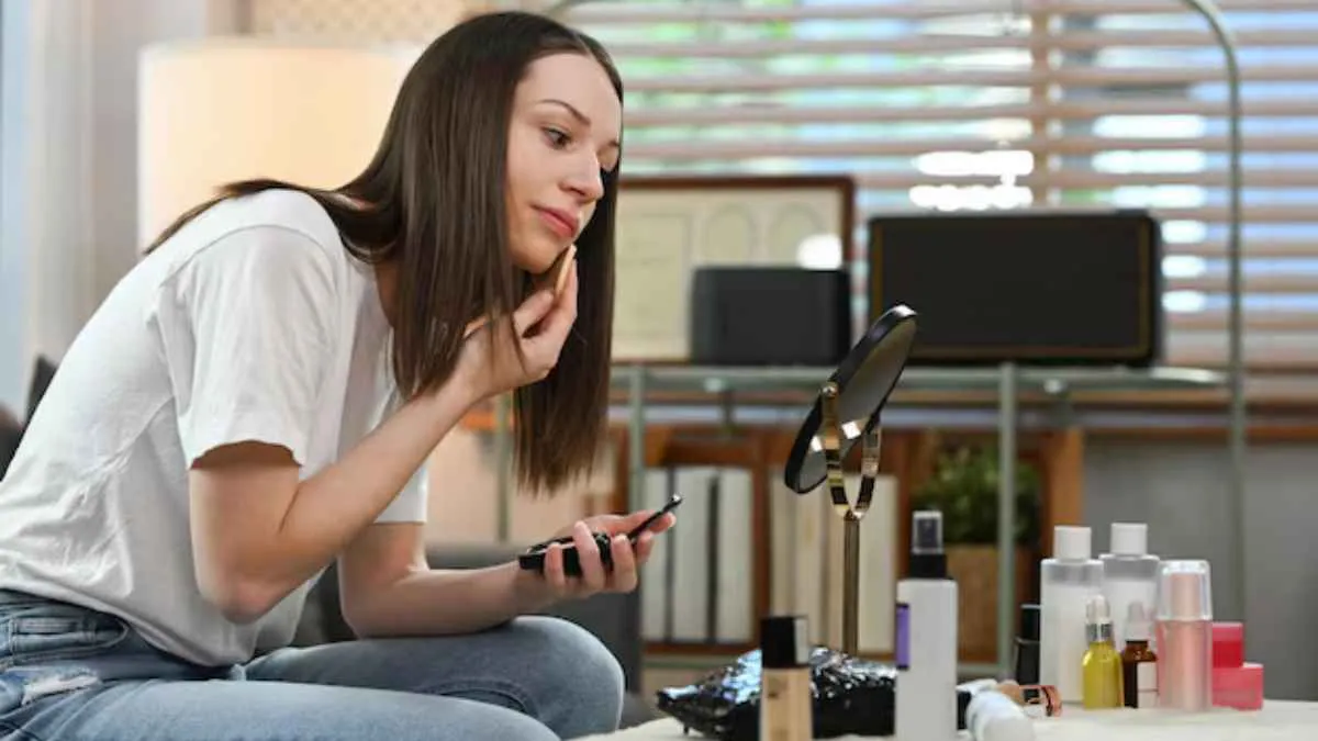 உங்க மேக்கப் பொருள்களிலிருந்து இந்த 5 பொருள்களை உடனே ஒதுக்கி வையுங்க.. சருமத்திற்கு ஆபத்து..