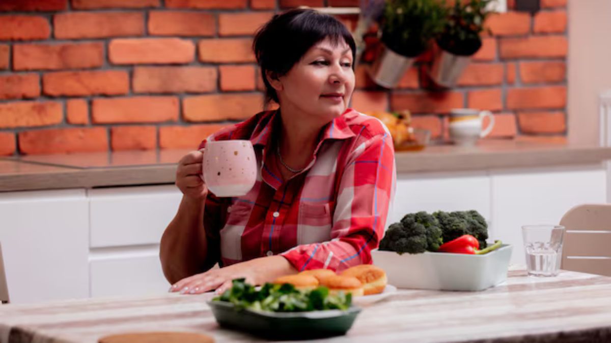 இளம் வயதிலேயே மாதவிடாய் நிறுத்தமா? இந்த உணவுகளை உங்க டயட்ல சேர்த்துக்கோங்க..