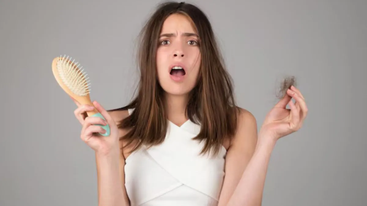 பிரசவசத்திற்குப் பின் முடி உதிர்வு நிற்கலையா? காரணங்கள் மற்றும் கட்டுப்படுத்தும் முறைகளைத் தெரிஞ்சிக்கோங்க..