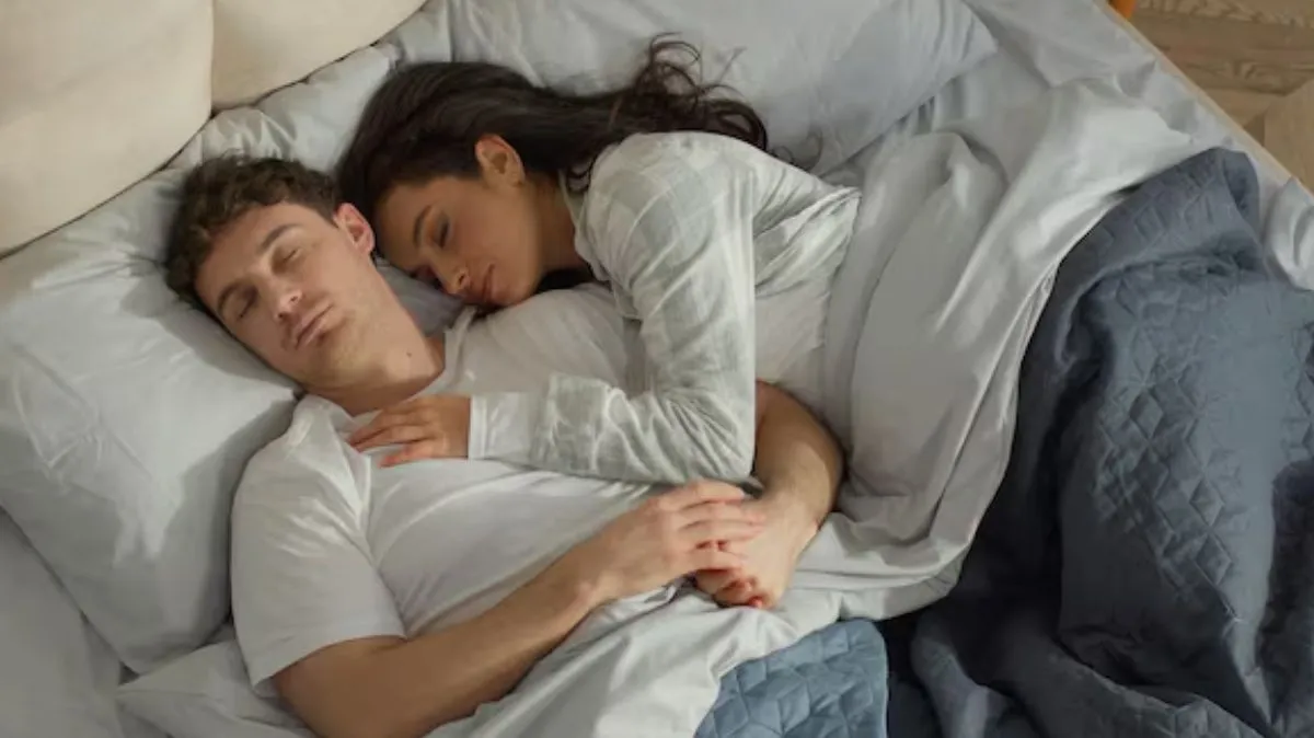 உங்கள் துணை அருகில் தூங்குவதால் கிடைக்கும் அதிசய நன்மைகள் – நிபுணர் விளக்கம்
